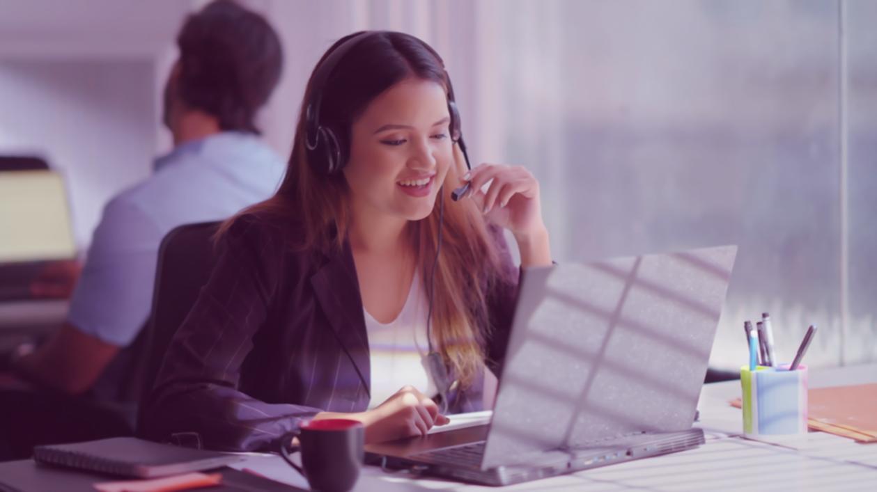 Рабочее пространство с документами и анализом финансовых сценариев